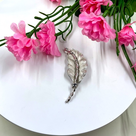 Coro Jewelry - Coro Signed Silver Plated Minimalist Leaf Design Vintage Brooch